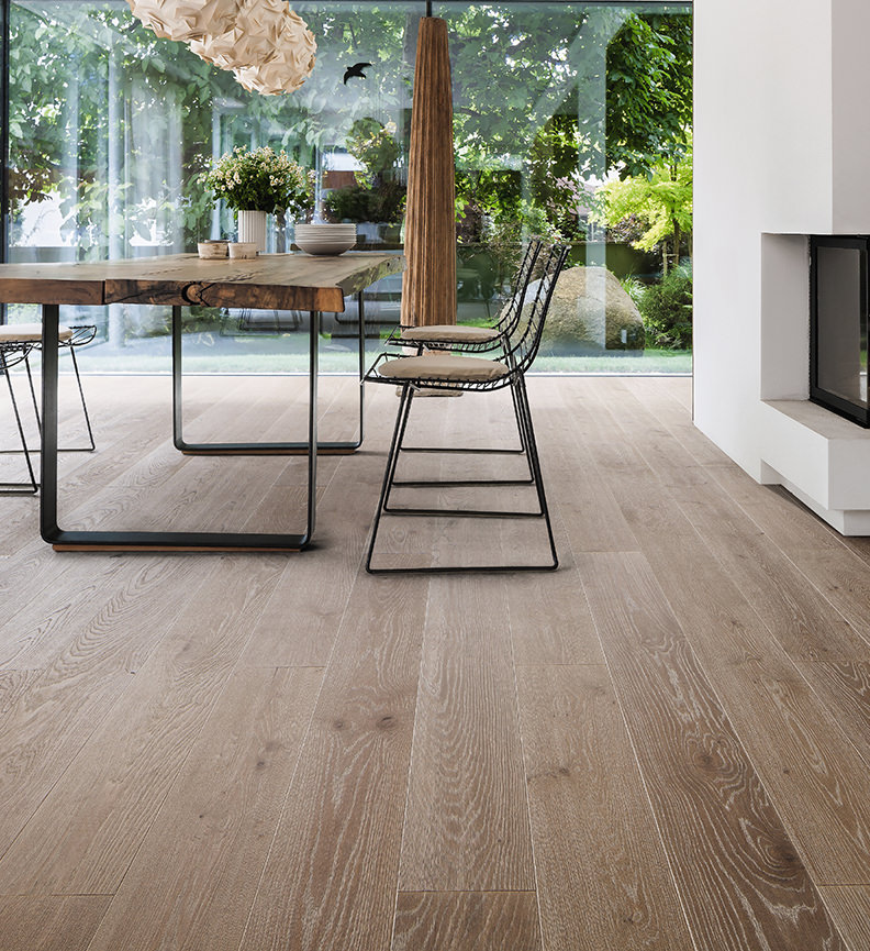 Parkett LA 4V Eiche lavabraun gekalkt Markant geschroppt  Int03