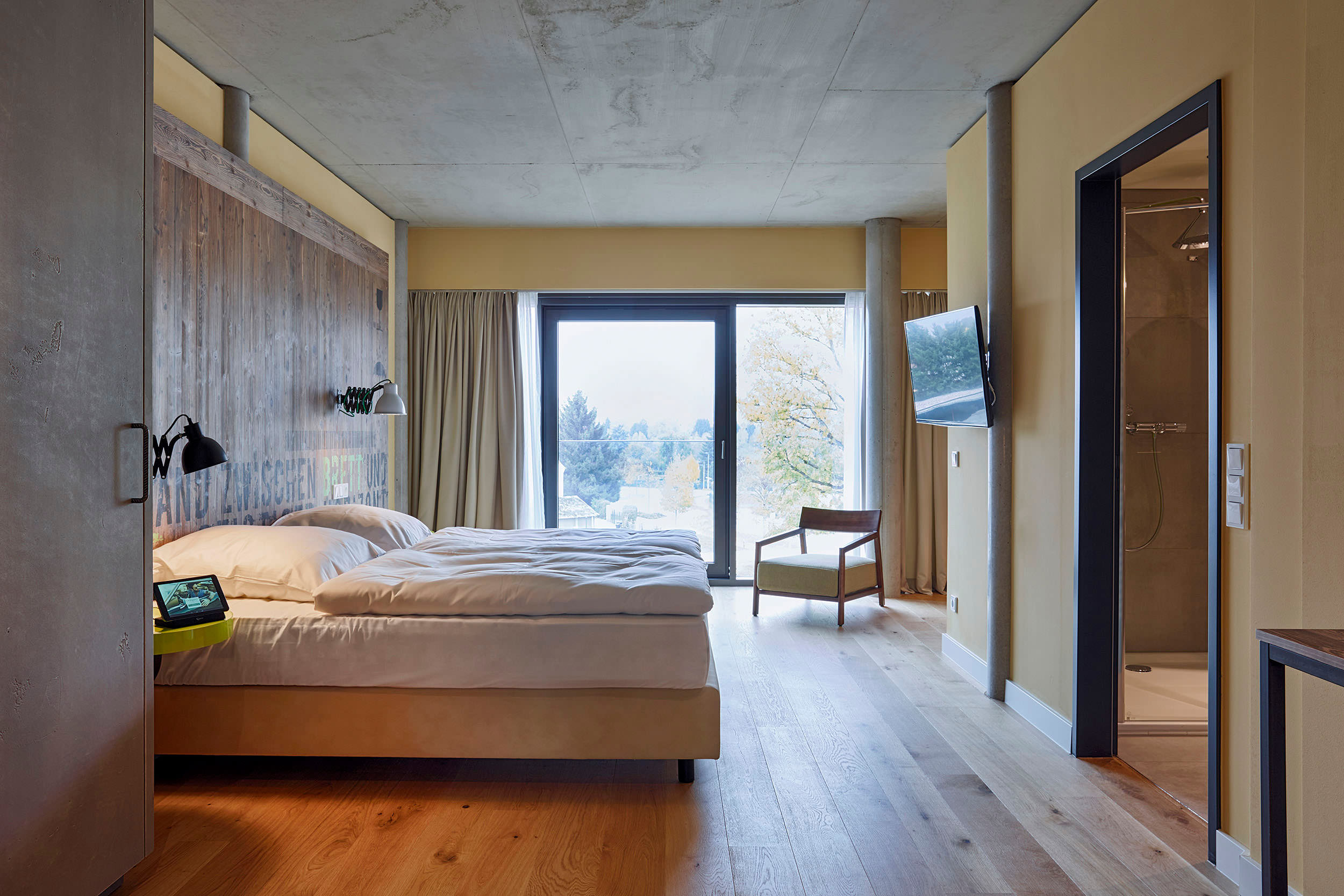 Clinker, exposed concrete, glass and wood: Design Hotel FREIgeist captivates with its industrial charm on HARO floors